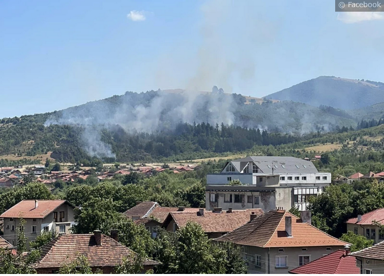 Пожар бушува в пресечена местност в Стара планина над крайния