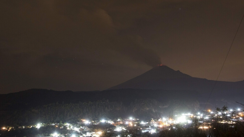 Вулканът Попокатепетъл в Мексико изригна с мощна експлозия която озари