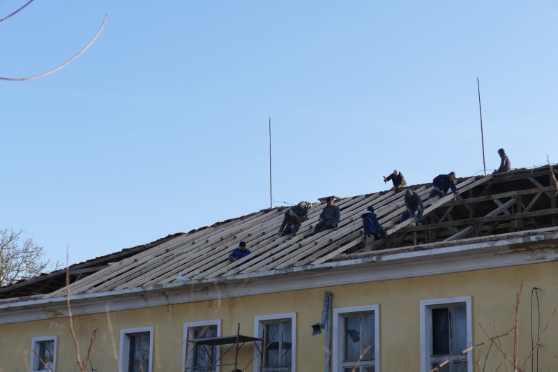Започнаха ремонтни дейности по подмяна на покривната конструкция на сградата