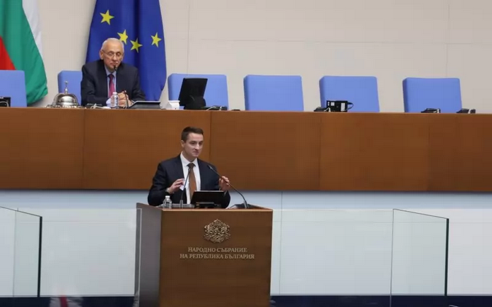 Вместо да се разрешава кризата в 51 ото Народно събрание все