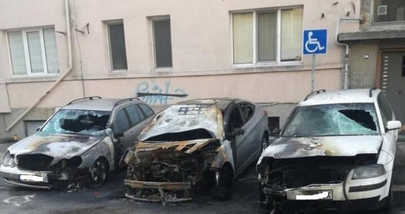 Три автомобила са били взривени през нощта на централна варненска