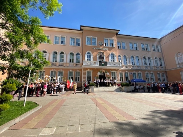 Днес СУ Христо Ботев във Враца изпрати своя юбилеен 115 и