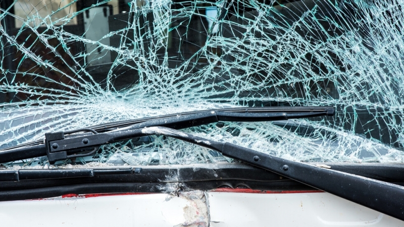 21 годишен мъж е пострадал тежко при катастрофа на пътя между