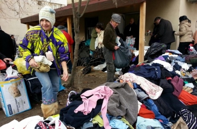 Семейство от Германия подари дрехи за децата от шест села