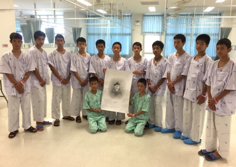 Момчетата спасени от наводнената пещера в Тайланд почетоха паметта на