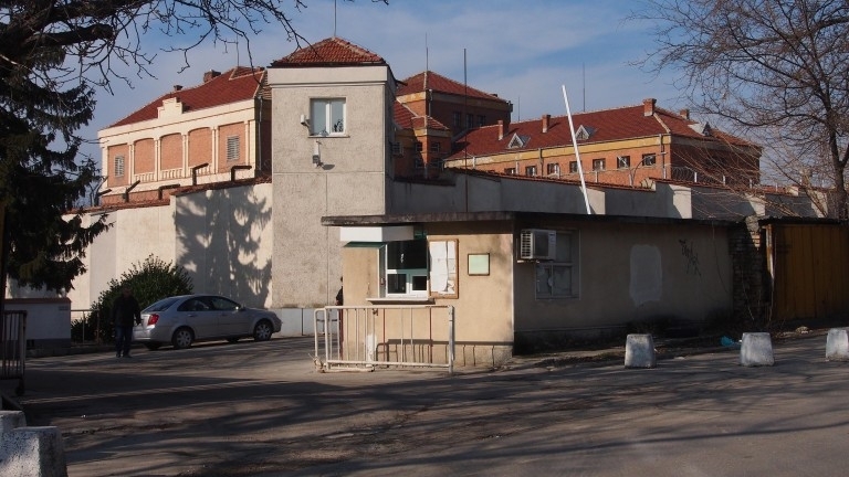 Деветима надзиратели пострадаха при пожар в затвора във Варна, предаде