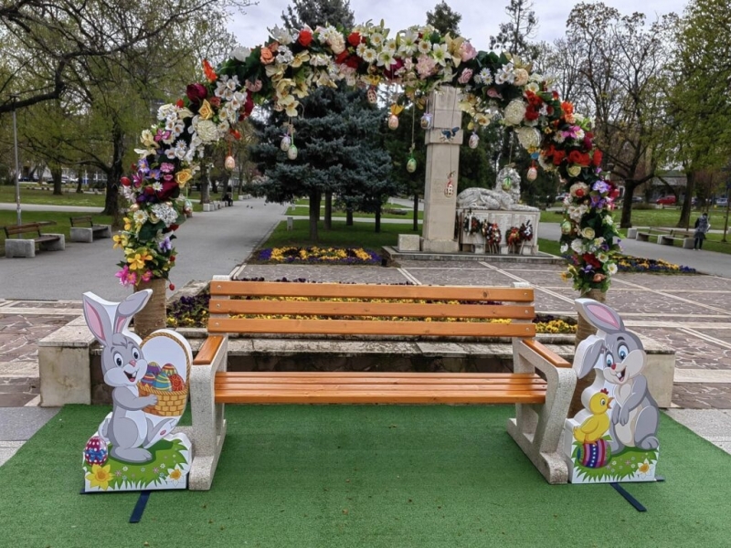 Започна монтирането на великденската украса в Монтана На реновираната част