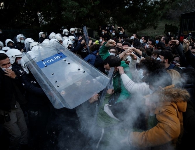 Турското министерство на вътрешните работи съобщи че 17 души са