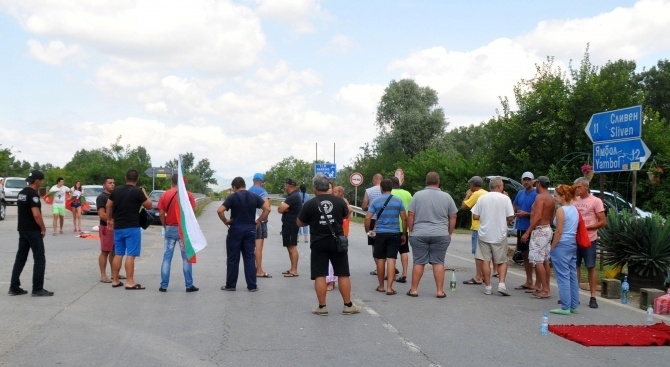 Четвърто денонощие продължава блокадата на пътя Ямбол Сливен Протестиращите са на