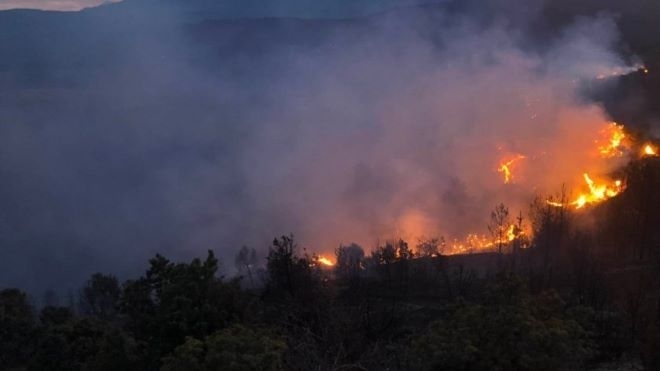 Огнената стихия в Рила завладява нови територии