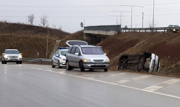 Млад мъж от Видинско преобърна колата си в канавка научи