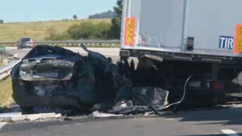 Двама души загинаха на място след като чужд ТИР е