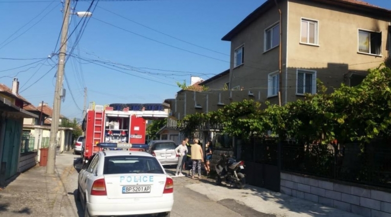 Жена е пострадала сериозно при пожар в дома си в