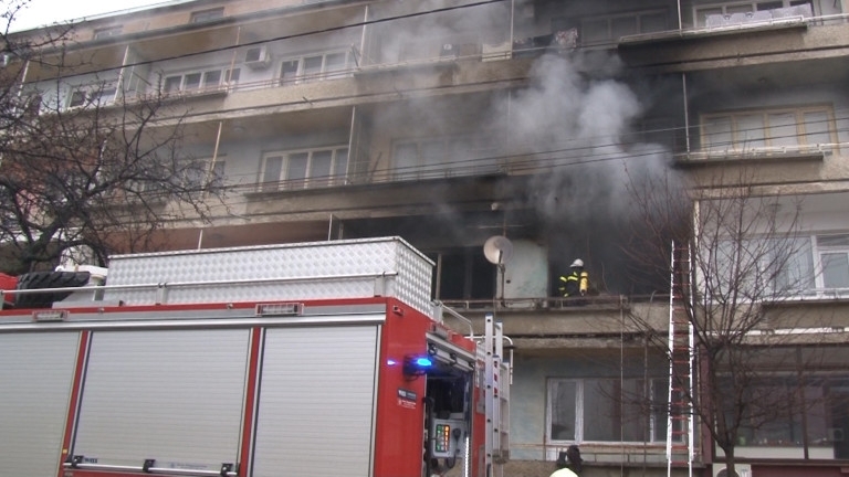 Човек е пострадал след като апартаментът му се е подпалил