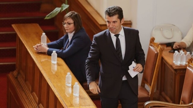 Премиерът в оставка Кирил Петков е на среща с депутатите