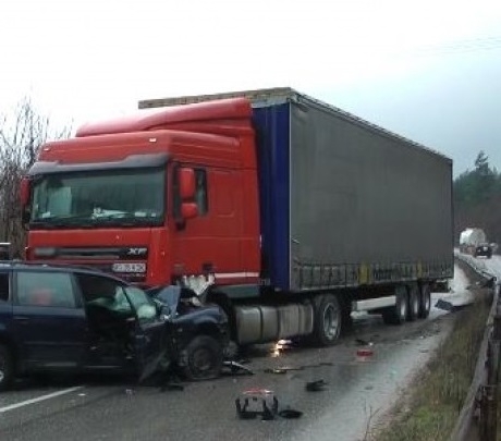 Мъж е пострадал след като катастрофирал с колата си в