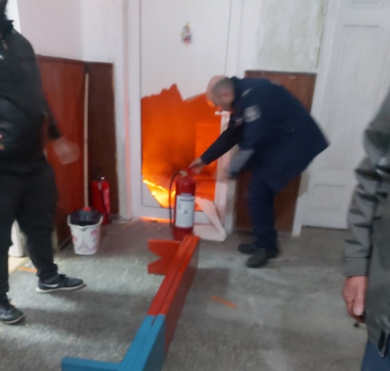 Пожар в стая в съседство с помещението в което се