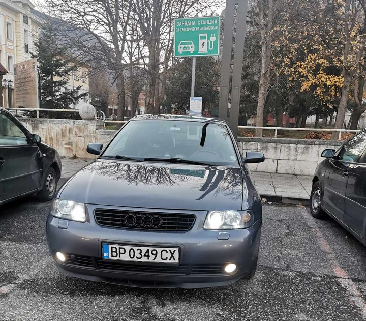 Наглец от Враца продължава да спира колата си на станция