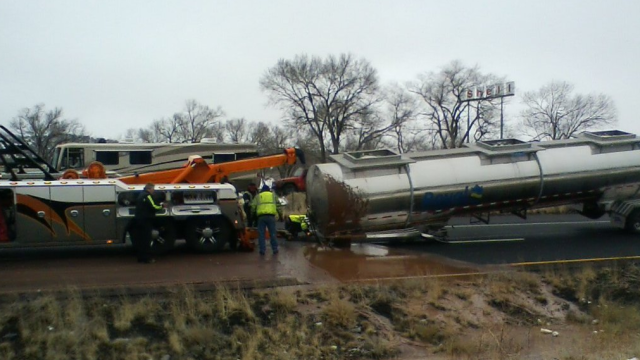Река от шоколад се изля на магистрала в американския щат