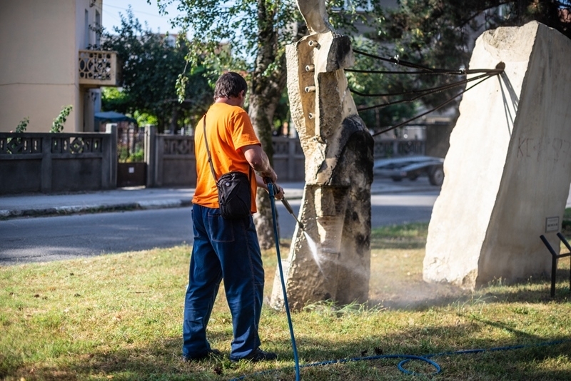 Служители на Общинско предприятие Чистота започнаха да почистват замърсените скулптурни