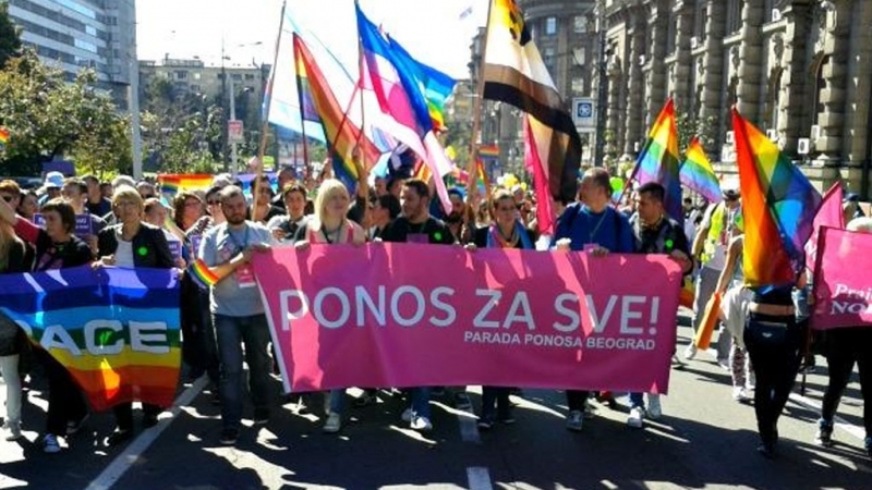 Няколкостотин души се включиха в гей парада който се проведе