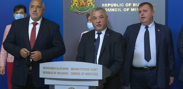 Коалицията ще продължи да управлява до пролетта Засега се отлагат