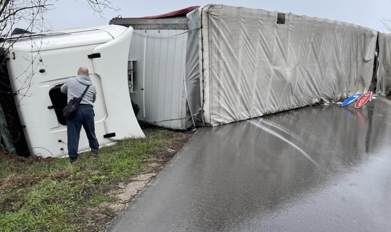 Полски ТИР се обърна на Е 79 между Монтана и Враца