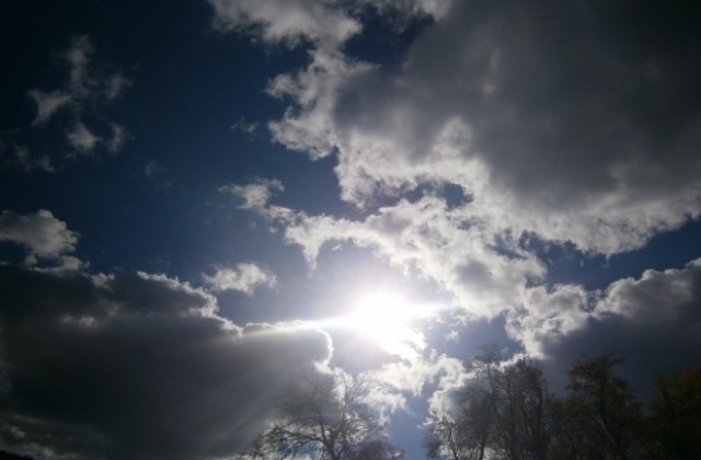 През следващото денонощие времето ще е облачно и дъждовно По