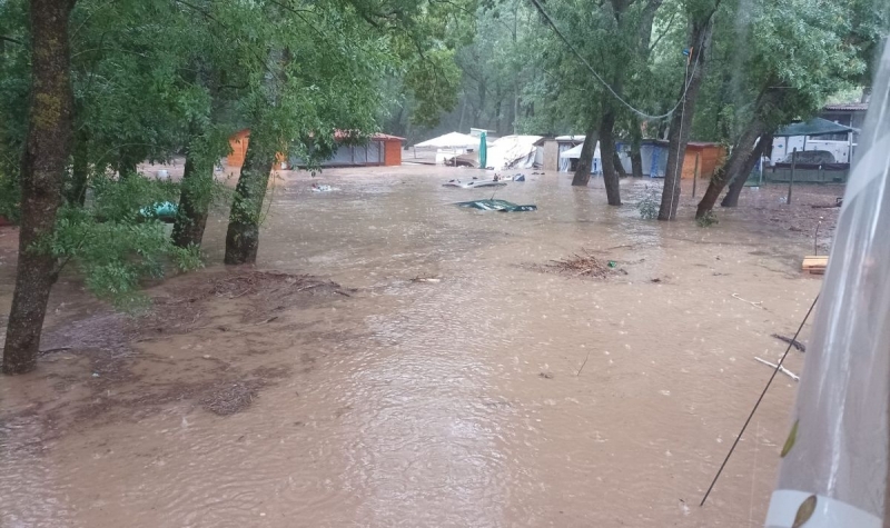 Бедстващи потърсиха спасение върху каравани и бунгала в Созопол