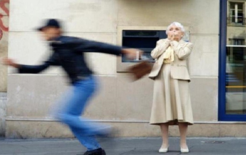 Полицаи са задържали непълнолетен младеж обрал баба в центъра на