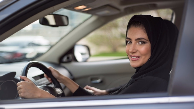 Саудитска Арабия издаде шофьорски книжки на десет жени в понеделник,