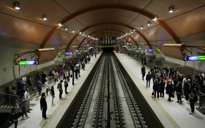 Дете предизвика суматоха в столичното метро и временно спиране на