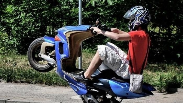 Пиян водач на мотопед без регистрационни табели е бил спрян
