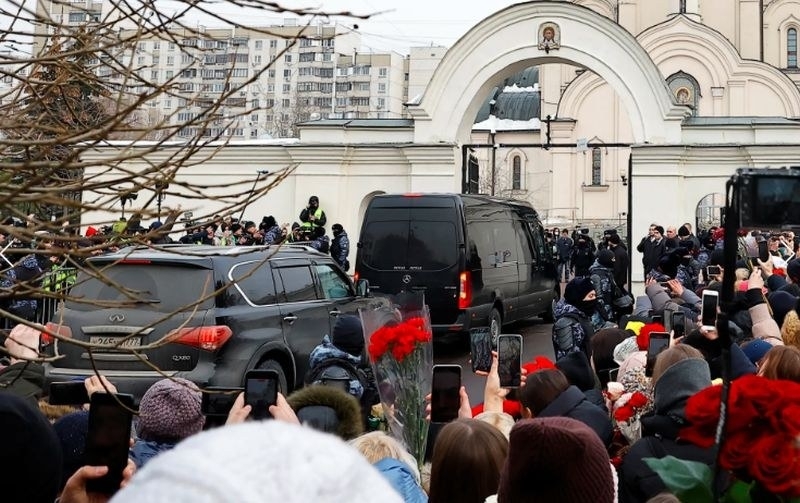 Смалко закъснение от предварително обявения час започна опелото на Алексей