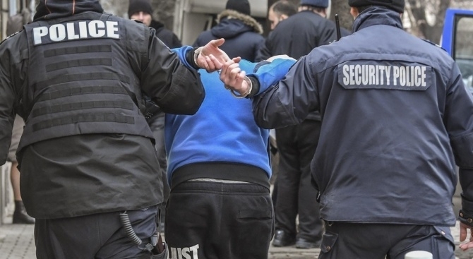Полицейски служители са хванали мъж, обявен за международно издирване, съобщиха