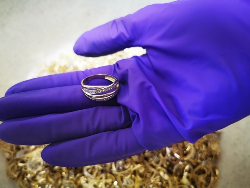 Митнически служители откриха 10 034 грама златни бижутерски изделия укрити