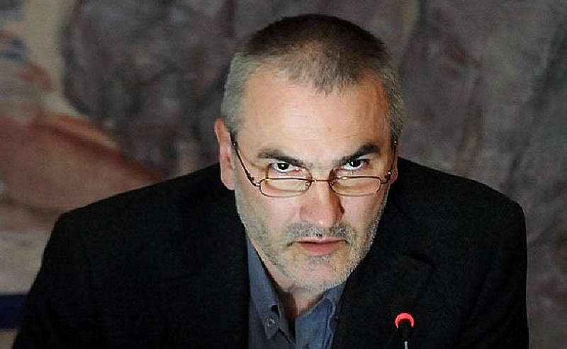 Първо каза че президентът го следил с дрон сега пък