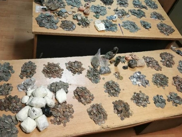  Митнически чиновници задържаха над 11 000 старинни монети, фигурки, пръстени 