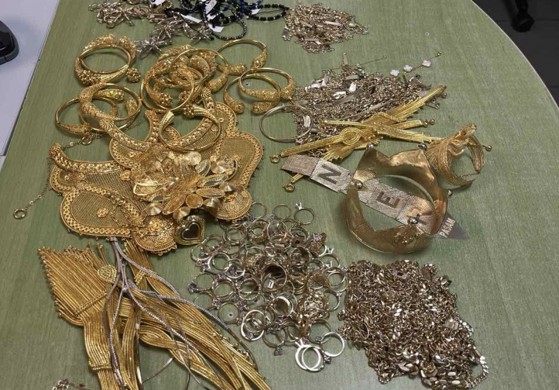 Задържаха златни накити за над 220 000 лв., укрити в кофа с кисело мляко /снимки/