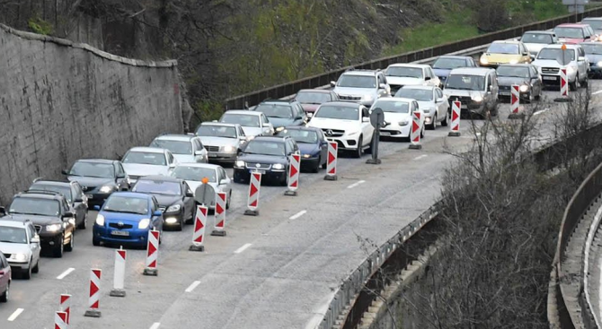 Възстановено е движението на автомагистрала Хемус в двете посоки Това съобщиха