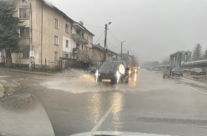 Гръмотевична буря с пороен дъжд удари Враца видя репортер на