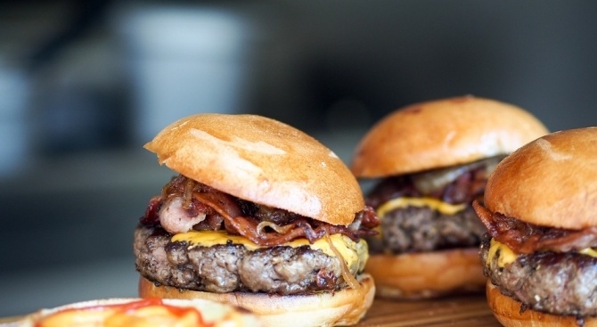 Честото ядене на хамбургери три или повече пъти седмично