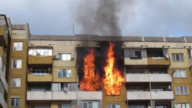 Жена е пострадала при пожар в дома си във Видин,