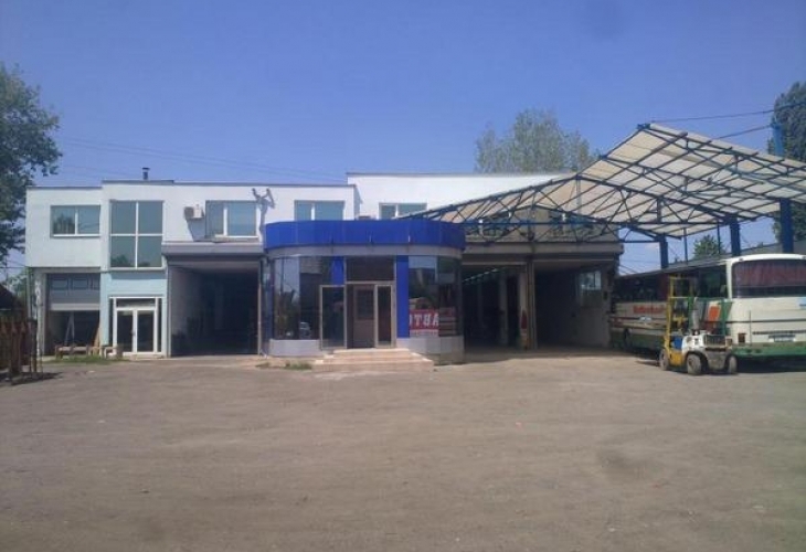 Мощен взрив е избухнал тази сутрин в сервиза за автостъкла