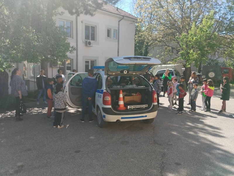 Деца посетиха районното в Кула
