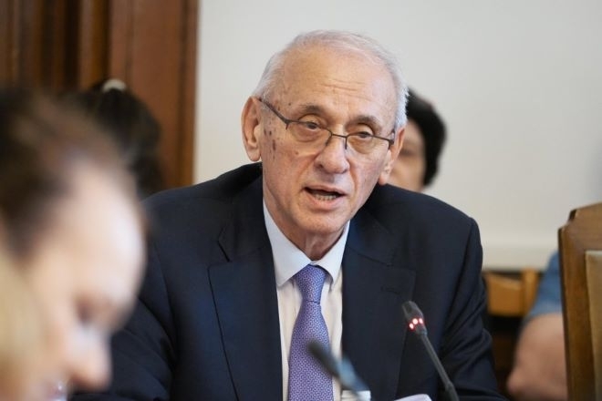 Здравният министър обвини Асен Василев в манипулация за детската болница