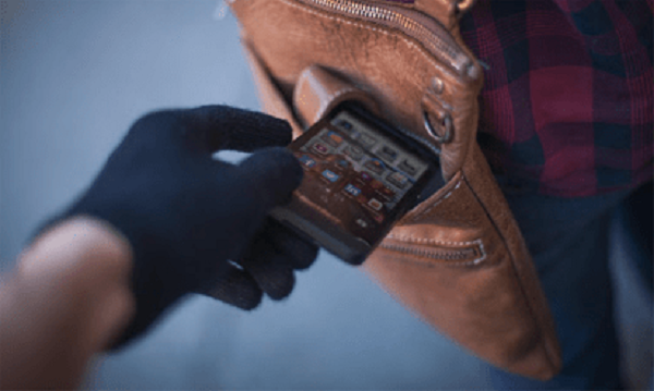 Полицаи са хванали жена откраднала мобилен телефон в Лом съобщиха