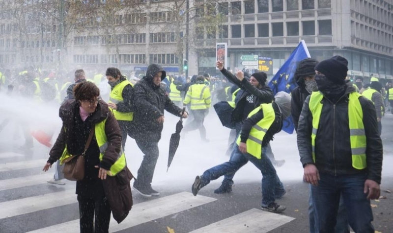 Полицията в Брюксел използва водно оръдие и сълзотворен газ срещу няколко стотици