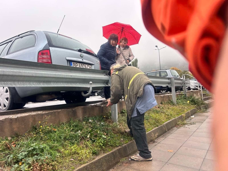 В плен на некадърността! Куриозна ситуация с паркиране във Враца, вижте какво сътвори местен шофьор /снимка/