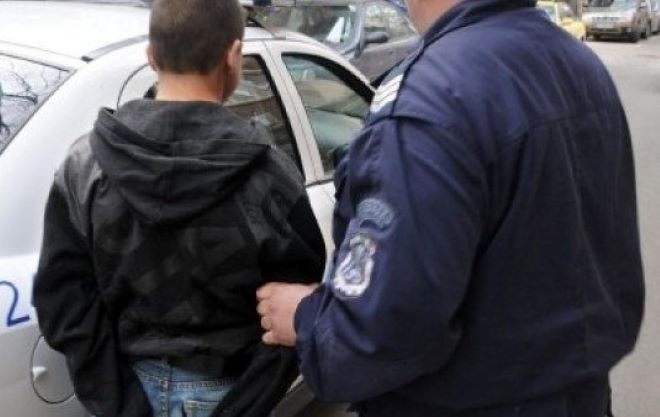 Ченгета заловиха двама хлапаци обрали павилион в Бяла Слатина съобщиха